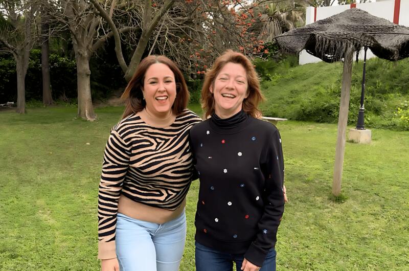 Ana Herrera, trabajadora social de Esvidas con Mari Carmen, paciente, en Centro Neri