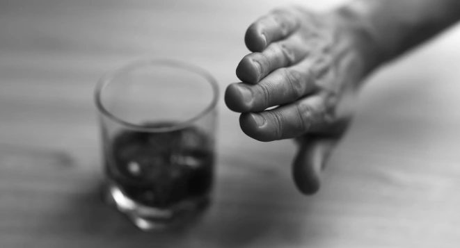 Señales de alarma del alcoholismo: 12 síntomas que indican que ya no controlas tu relación con el alcohol