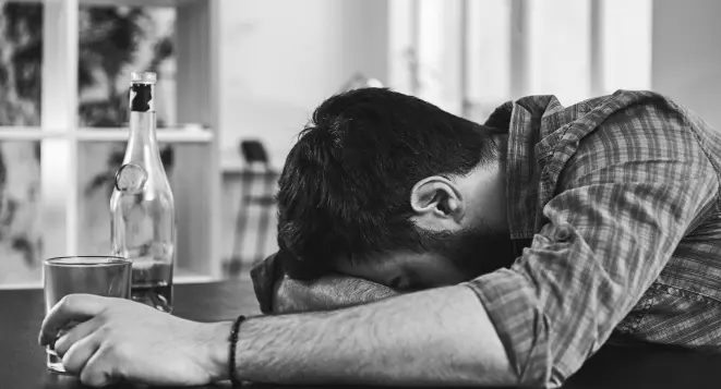 Alcoholismo funcional: 5 señales de una adicción que se disfraza de normalidad