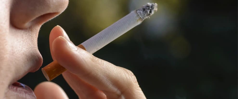 Persona fumando tabaco