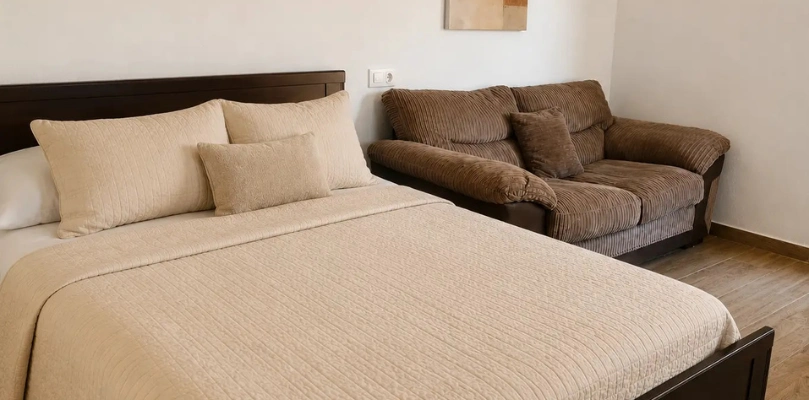 Habitación individual con cama doble y sofá en Esvidas Córdoba | Esvidas Habitación individual con cama doble y sofá en Esvidas Córdoba