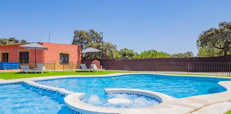 Piscina exterior con jacuzzi en las instalaciones de Esvidas Córdoba | Esvidas Piscina exterior con jacuzzi en las instalaciones de Esvidas Córdoba