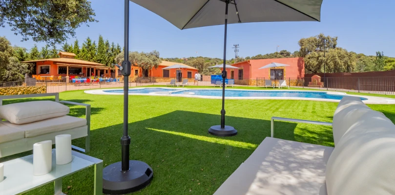 Piscina y zona de descanso exterior rodeada de naturaleza en Esvidas Córdoba | Esvidas Piscina y zona de descanso exterior rodeada de naturaleza en Esvidas Córdoba