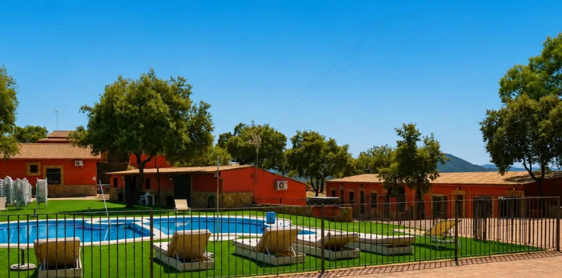 Zona chill out exterior junto a la piscina de Esvidas Córdoba | Esvidas Zona chill out exterior junto a la piscina de Esvidas Córdoba