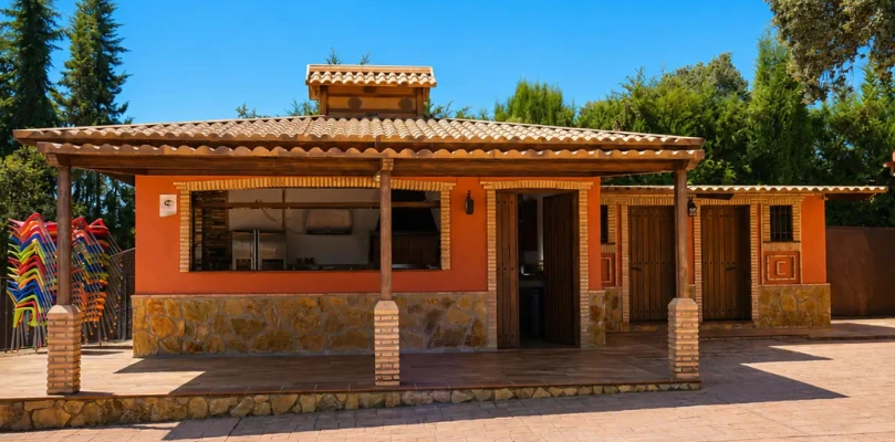 Comedor exterior cubierto con mesas de madera en Esvidas Córdoba | Esvidas Comedor exterior cubierto con mesas de madera en Esvidas Córdoba