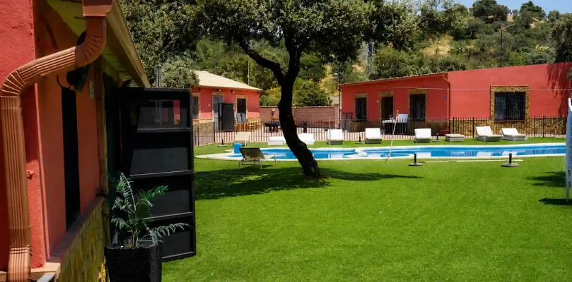 Zonas comunes exteriores con jardín y piscina en Esvidas Córdoba | Esvidas Zonas comunes exteriores con jardín y piscina en Esvidas Córdoba